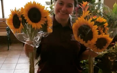 Just lighting up your day with our sunflowers ???? and Mona! #calandrosmkt #flowers #sunflowers
