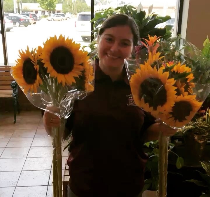 Just lighting up your day with our sunflowers ???? and Mona! #calandrosmkt #flowers #sunflowers