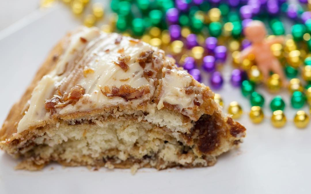 It’s Mardi Gras, it’s Monday and this #kingcake is topped with bacon … do we…