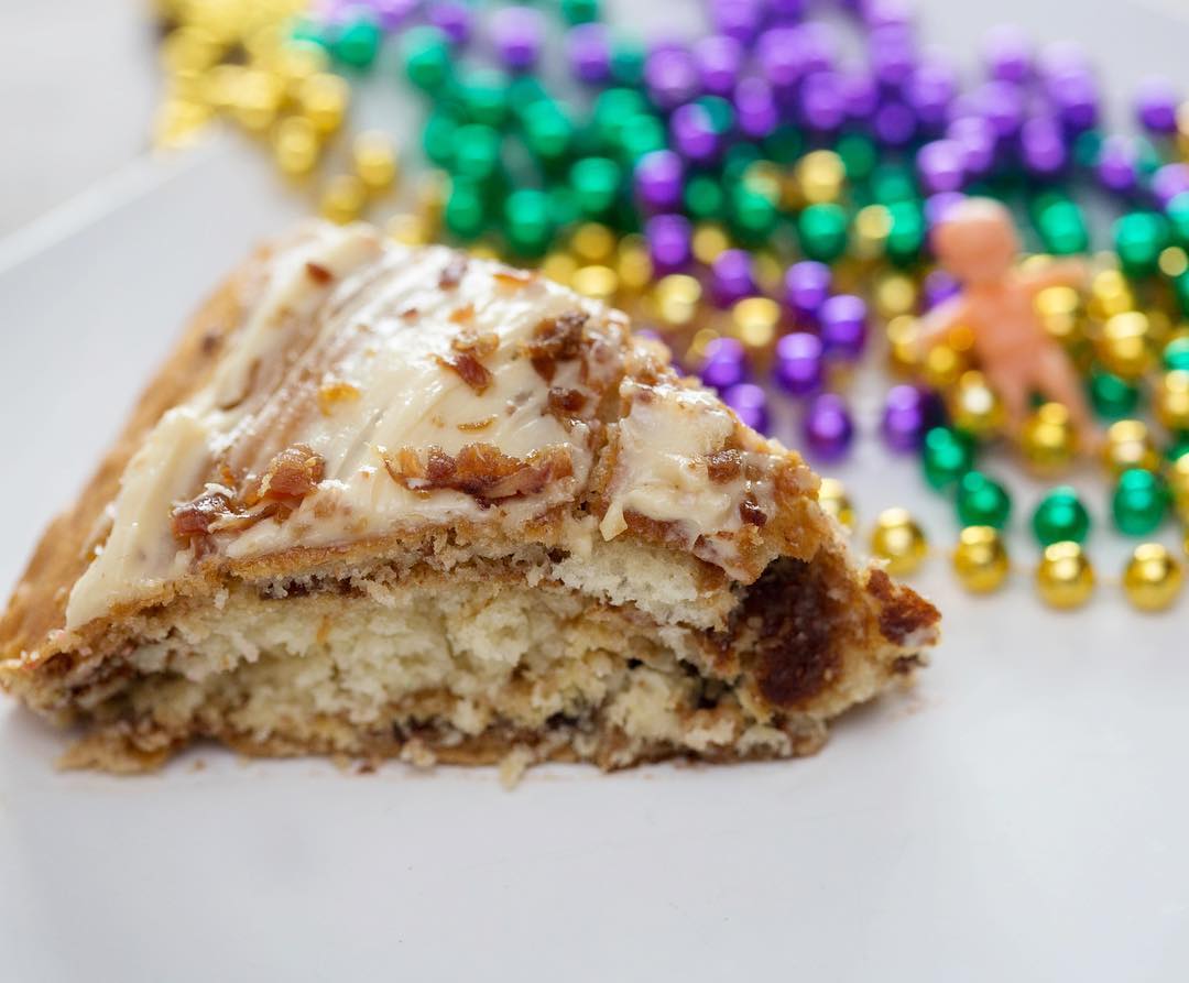 It’s Mardi Gras, it’s Monday and this #kingcake is topped with bacon … do we…