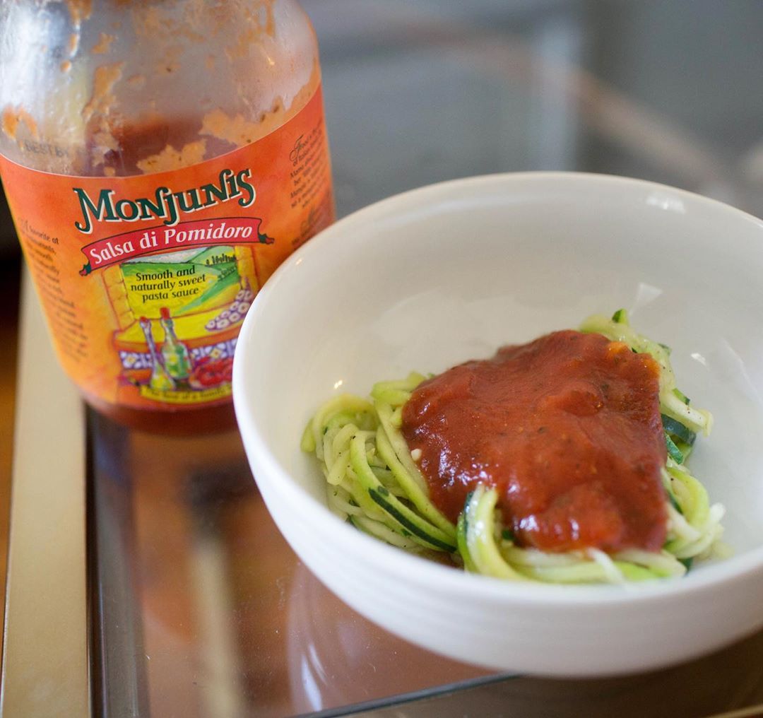Need some quick and easy comfort food on this cold Halloween night ?!? @monjunisbr sauce…